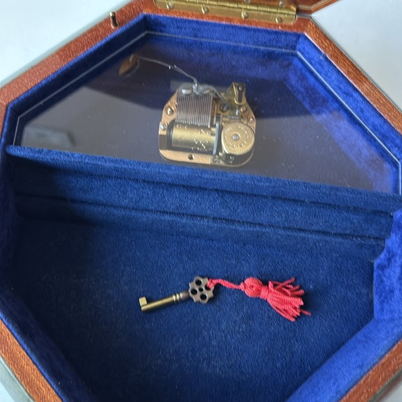 Vintage Inlaid & Lacquered Wood Ruege Music Jewelry Box Plays Song “Yesterday” - Picture 8 of 8